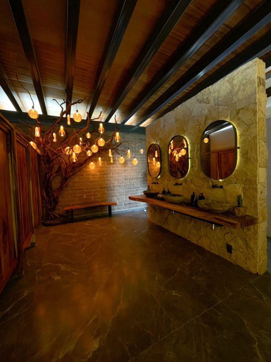 Pasillo interior con espejos y luz cálida