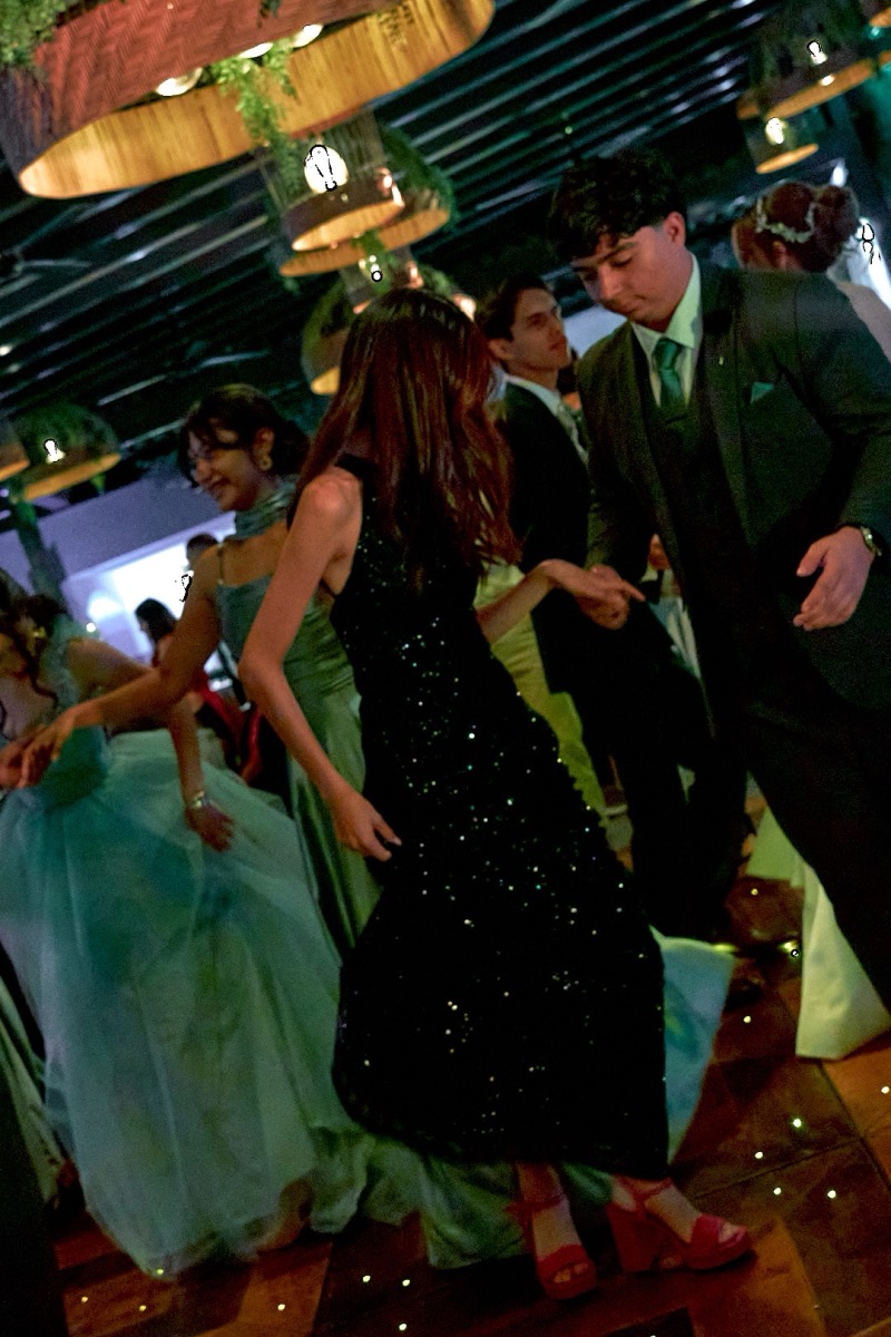 Quinceañera bailando con sus chambelanes