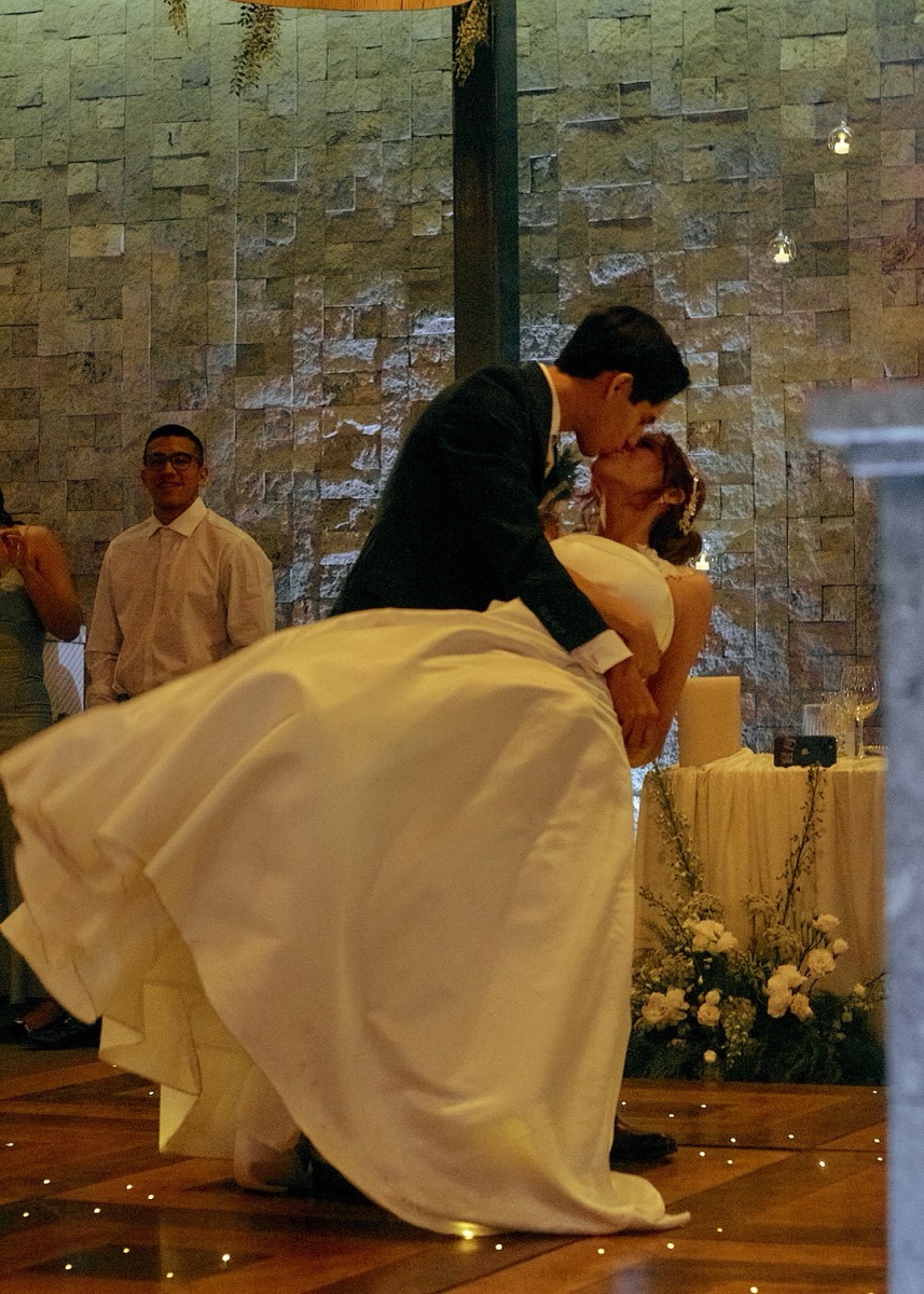 Novios bailando en la pista